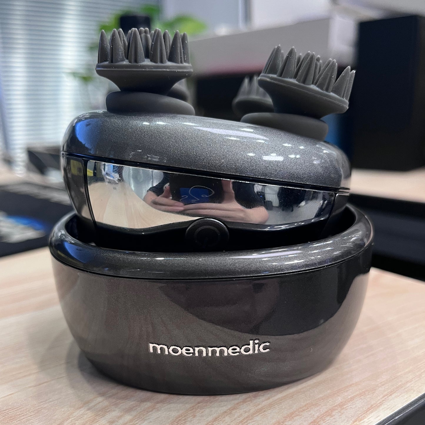 Moenmedic Head massager relaxes the scalp